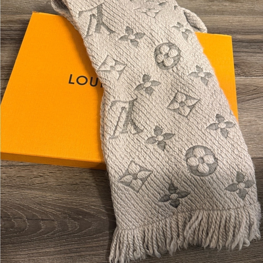 Louis Vuitton Gray Logomania Printed Scarf w/ Box - Picture 6 of 7